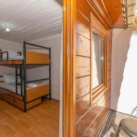 אכסניה Taksim Wooden House *