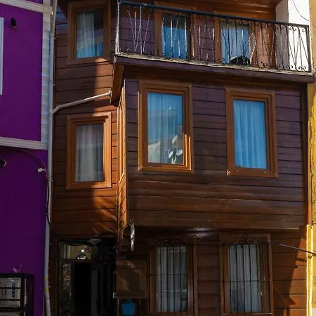 Taksim Wooden House بيت شباب *