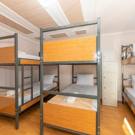 بيت شباب Taksim Wooden House *
